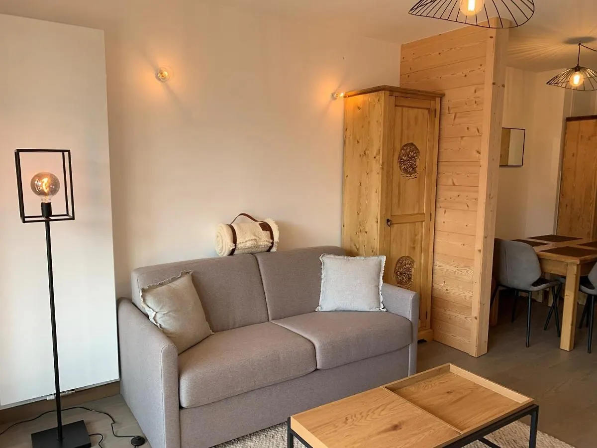 Magnifique 2 Pieces Equipe Avec Garage Prive A Chatel - Fr-1-198-239 0*,