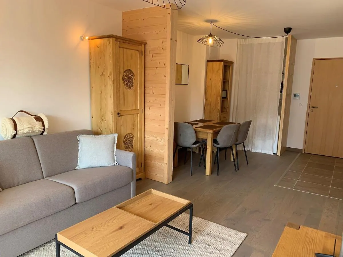 Magnifique 2 Pieces Equipe Avec Garage Prive A Chatel - Fr-1-198-239