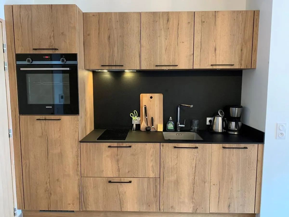 Magnifique 2 Pieces Equipe Avec Garage Prive A Chatel - Fr-1-198-239